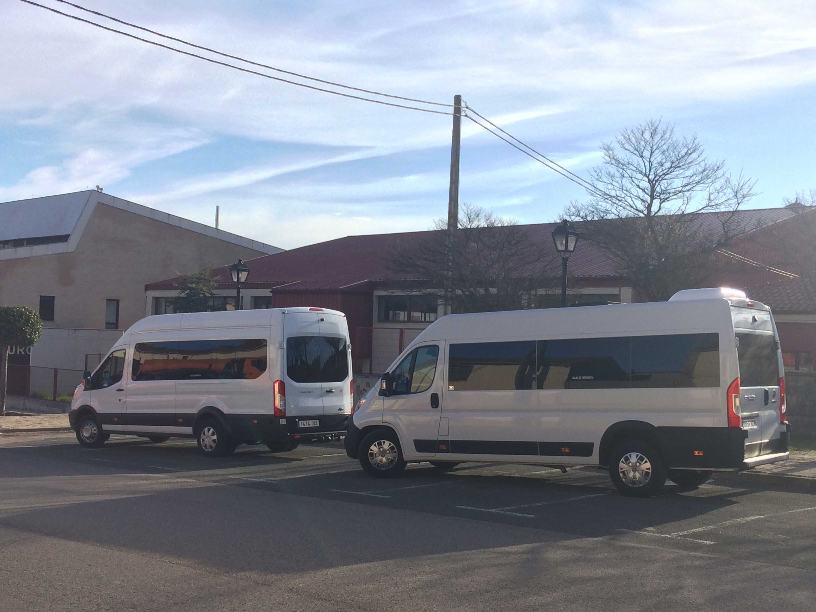 Varios microbuses aparcados